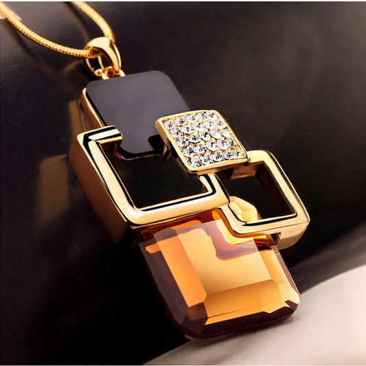 Elegant crystal necklace with a unique modern design that adds a refined touch to your look and highlights your femininity with luxury.