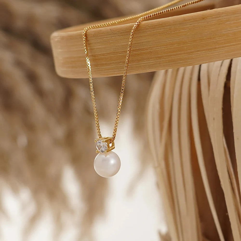 Elegant Pearl Necklace Made of Stainless Steel and Gold-Plated with Zircon – Classic and Charming Design