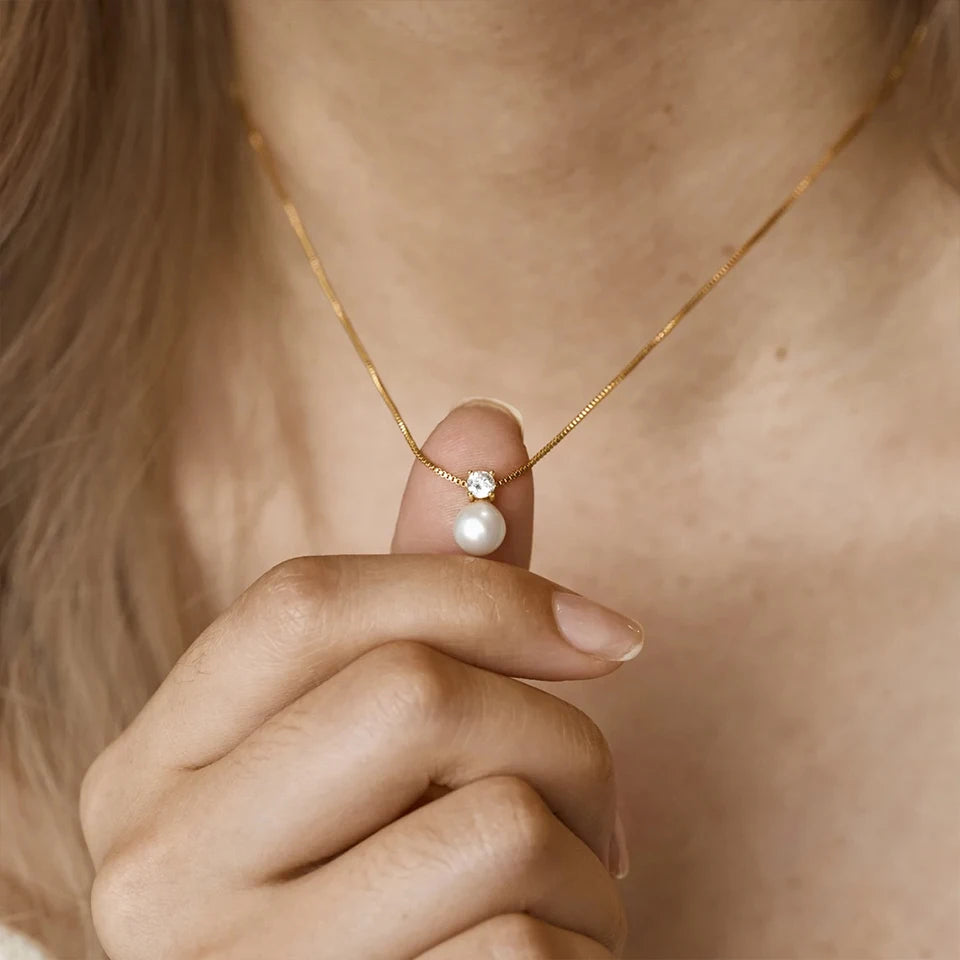 Elegant Pearl Necklace Made of Stainless Steel and Gold-Plated with Zircon – Classic and Charming Design