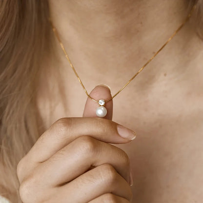 Elegant Pearl Necklace Made of Stainless Steel and Gold-Plated with Zircon – Classic and Charming Design