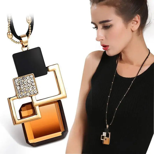 Elegant crystal necklace with a unique modern design that adds a refined touch to your look and highlights your femininity with luxury.