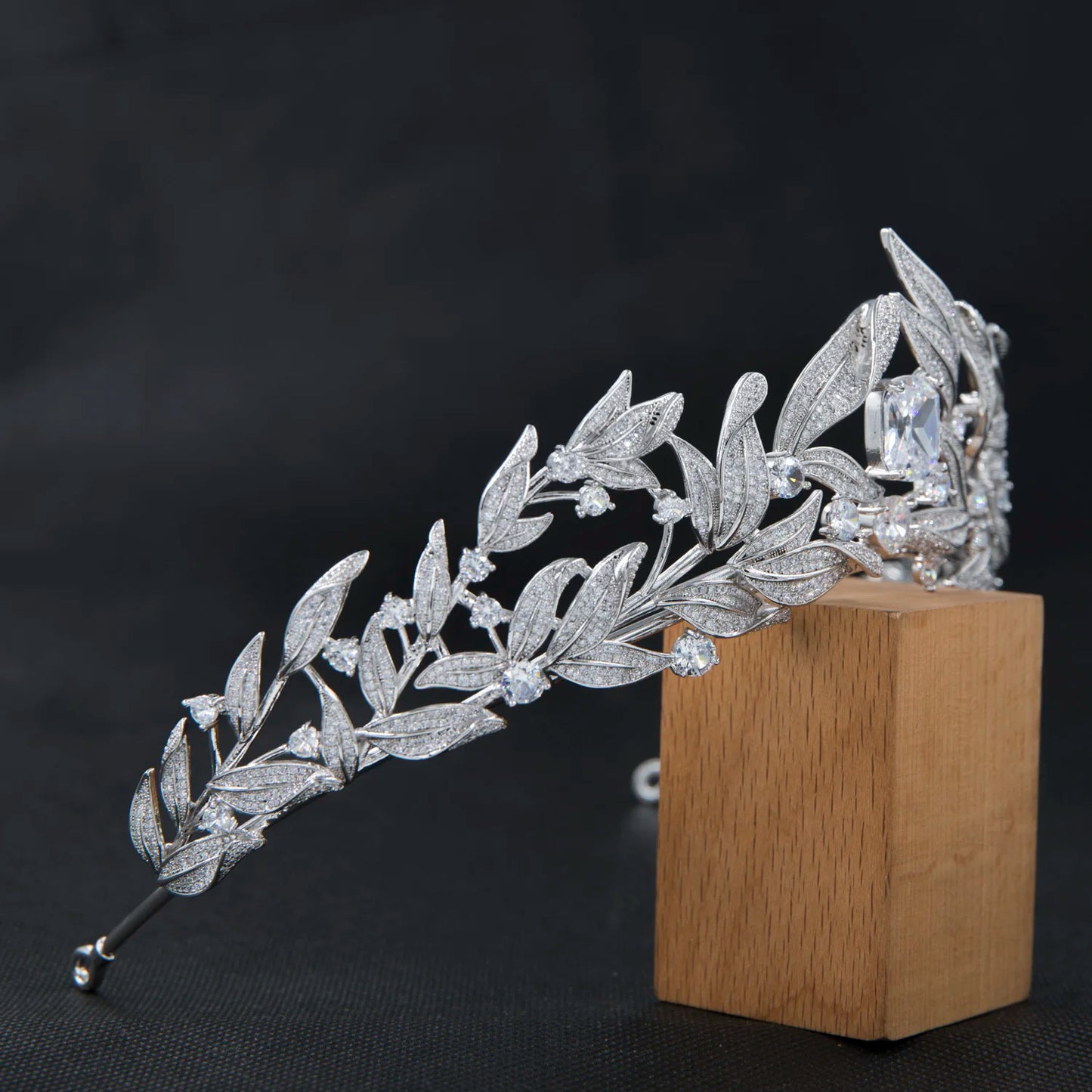 Elegant Crystal Leaf Crown – Luxury Wedding Tiara for Brides