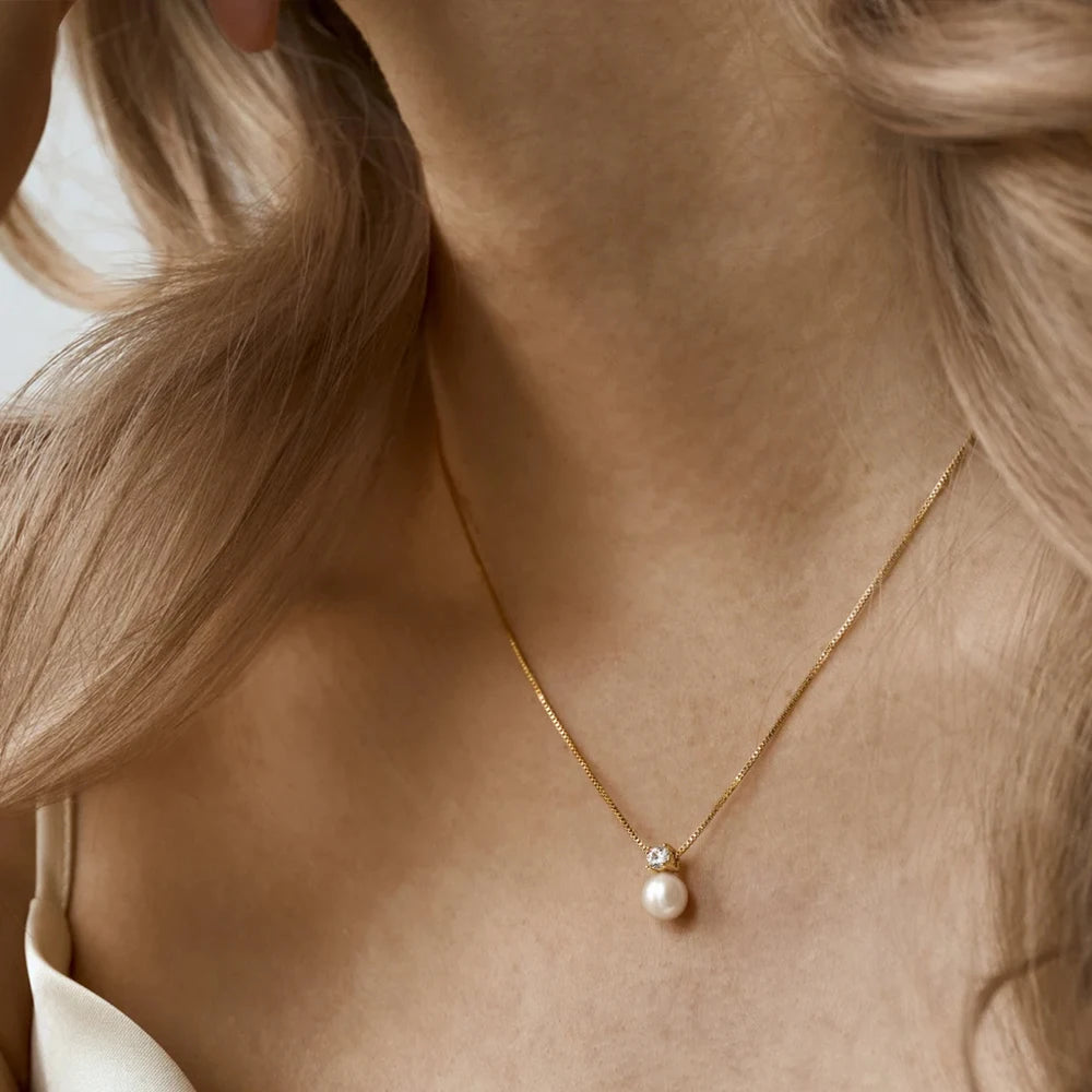 Elegant Pearl Necklace Made of Stainless Steel and Gold-Plated with Zircon – Classic and Charming Design