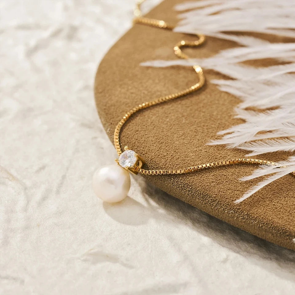 Elegant Pearl Necklace Made of Stainless Steel and Gold-Plated with Zircon – Classic and Charming Design