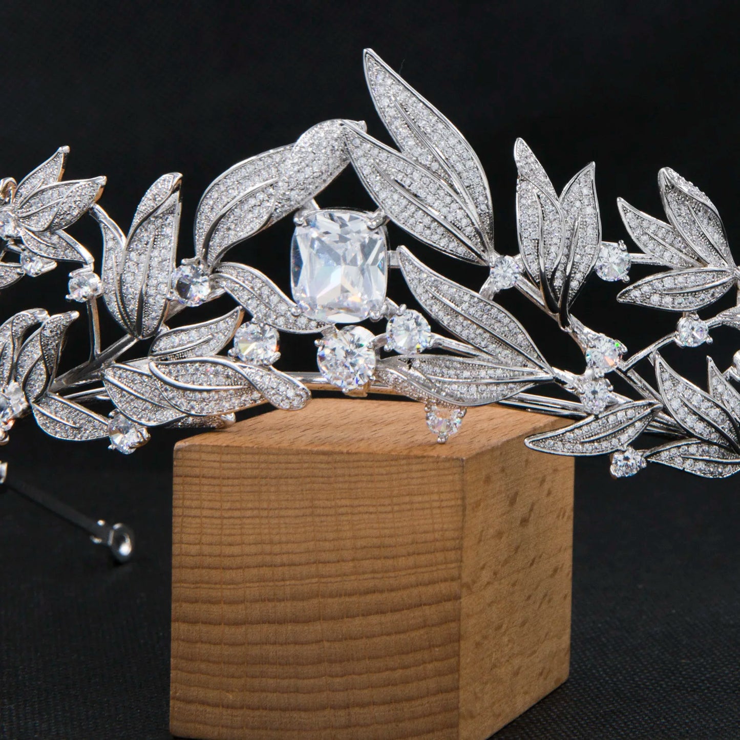 Elegant Crystal Leaf Crown – Luxury Wedding Tiara for Brides
