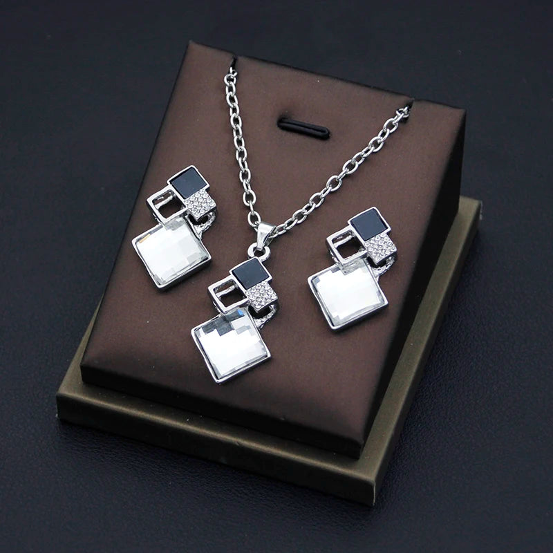 Luxury Geometric Crystal Set – Elegant Necklace & Earrings