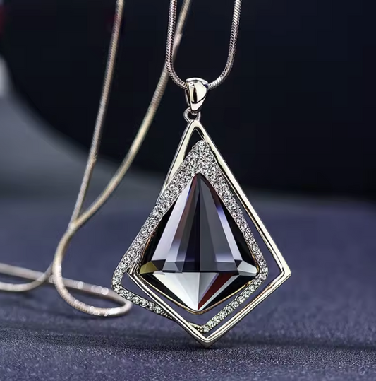 Elegant Crystal Pendant Necklace – Modern Statement Jewelry for Women