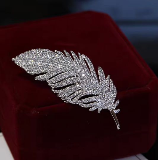 Luxury Silver Crystal Brooch – Elegant Rhinestone Pin for a Refined and Glamorous Look