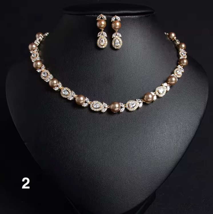 Royal Pearl & Emerald Jewelry Set – Elegant Necklace & Earrings for Women