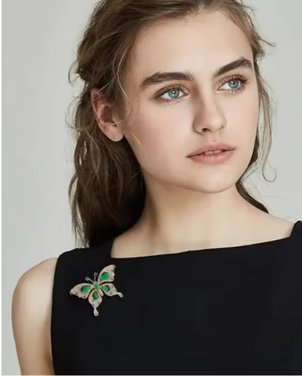 Elegant Emerald Butterfly Brooch – Luxury Crystal Pin