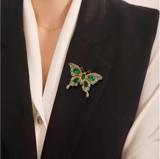 Elegant Emerald Butterfly Brooch – Luxury Crystal Pin