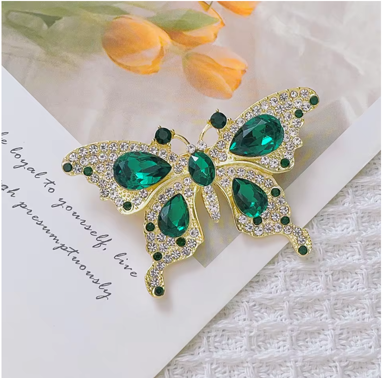 Elegant Emerald Butterfly Brooch – Luxury Crystal Pin