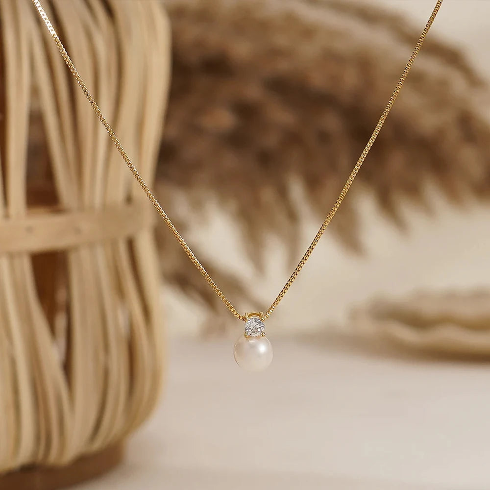 Elegant Pearl Necklace Made of Stainless Steel and Gold-Plated with Zircon – Classic and Charming Design
