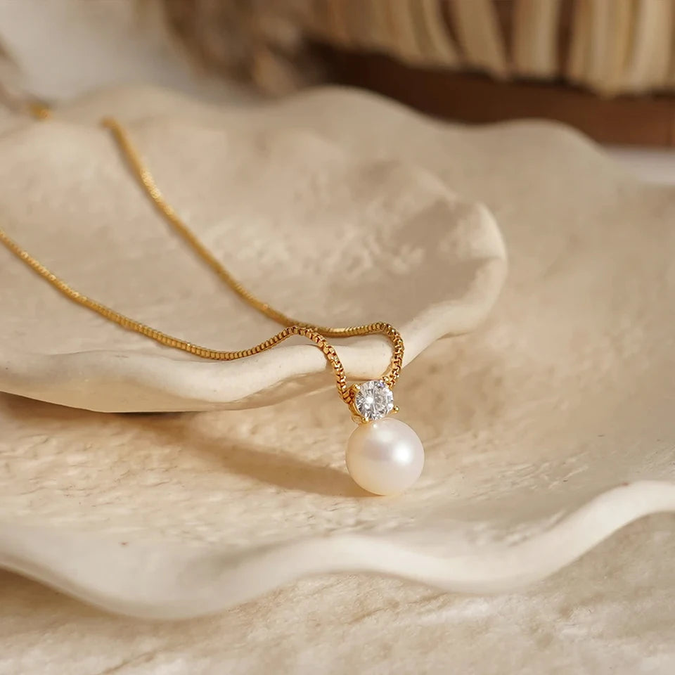 Elegant Pearl Necklace Made of Stainless Steel and Gold-Plated with Zircon – Classic and Charming Design