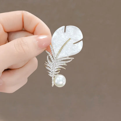 Luxury Silver Crystal Brooch – Elegant Rhinestone Pin for a Refined and Glamorous Look