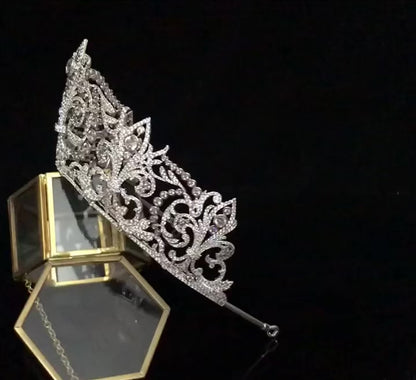 Vintage-Inspired Luxury Tiara – Silver Crystal Diadem